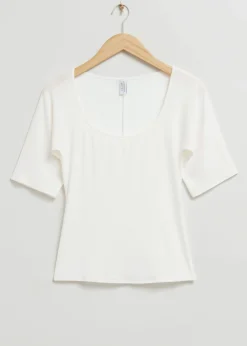 Best Sale Figursyet Blod T-Shirt Med Firkantet Hals Kvinder Toppe