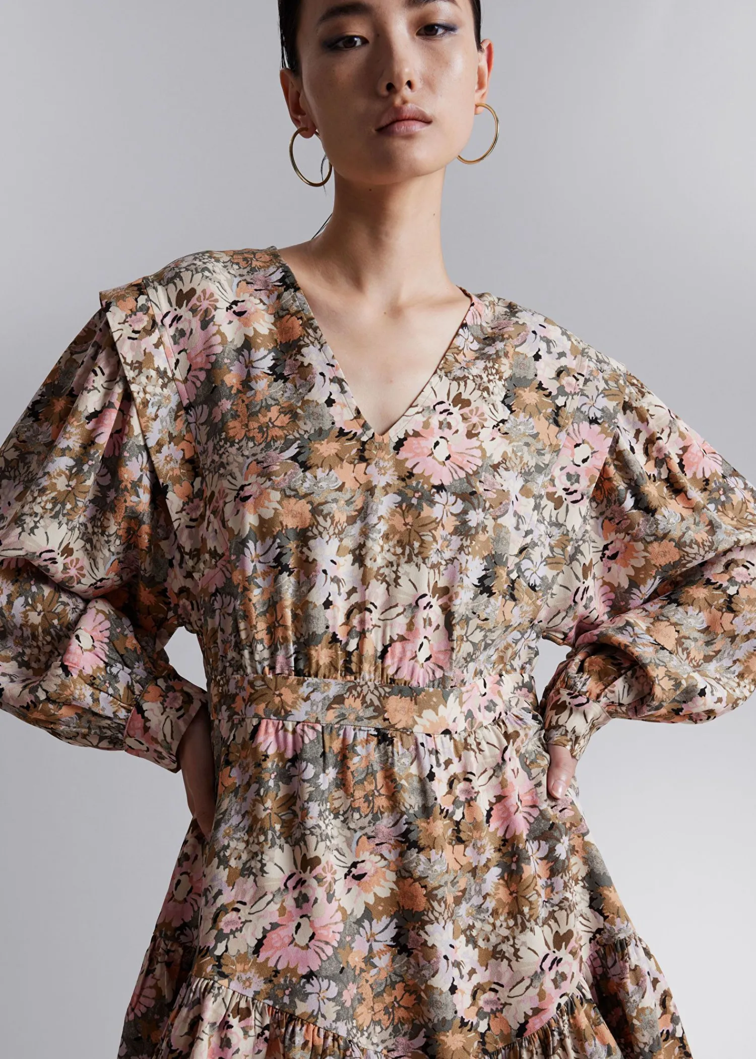 Store Voluminos V-Cut Mini Kjole Kvinder Kjoler