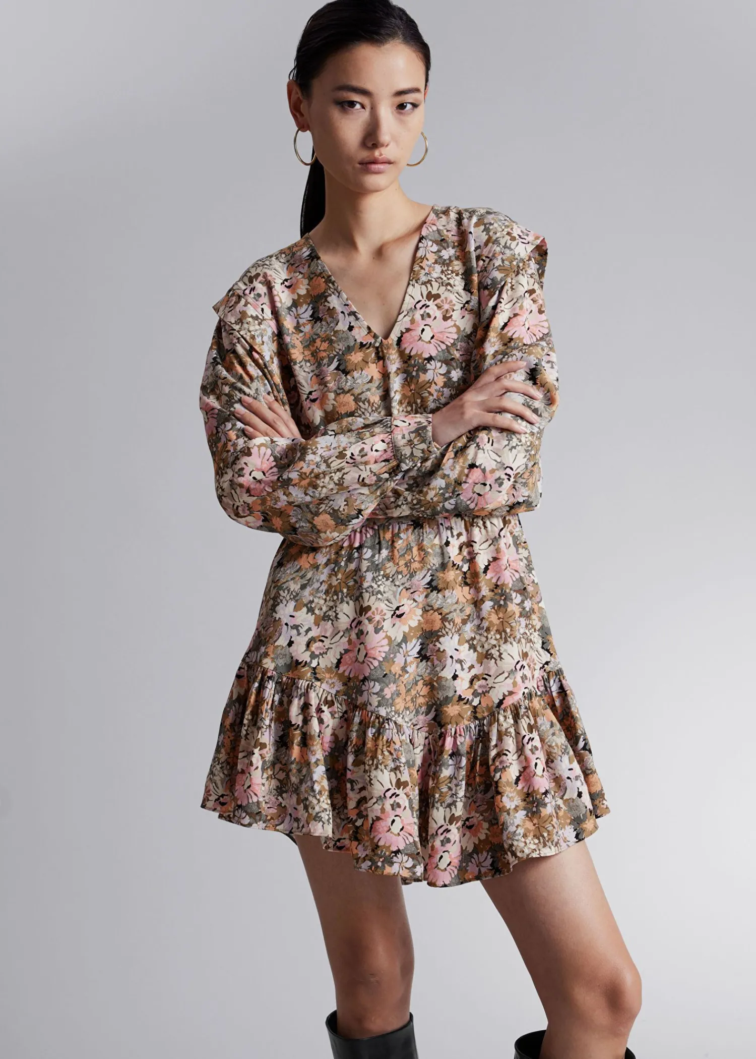 Store Voluminos V-Cut Mini Kjole Kvinder Kjoler